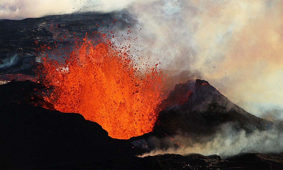Мауна-Лоа или «Длинная гора»— действующий мегавулкан высотой 4169 метров на острове Гавайи. Главная опасность этого вулкана не в извержении. «Длинная гора» относится к щитовому типу и отличается предсказуемым поведением, а также медленным потоком лавы. Проблема в его размере, ведь объём Мауна-Лоа уже составляет 75 000 км³. Ученые беспокоятся, что однажды порода не выдержит такой вес и обрушение вызовет массовый оползень и невероятную волну цунами