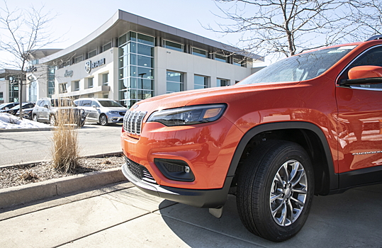 Jeep попросил владельцев Cherokee парковать авто подальше от домов