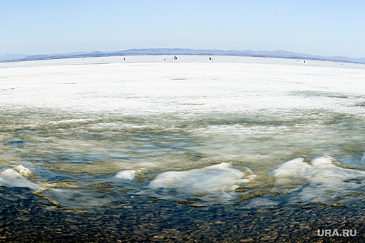 На челябинском озере машина ушла под лед