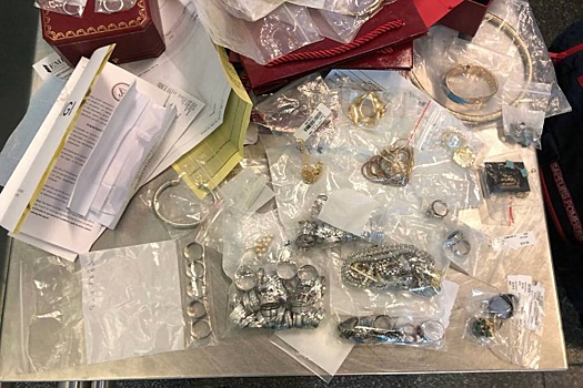 Таможенники во Внукове обнаружили в багаже пассажирки из США контрабандные ювелирные изделия