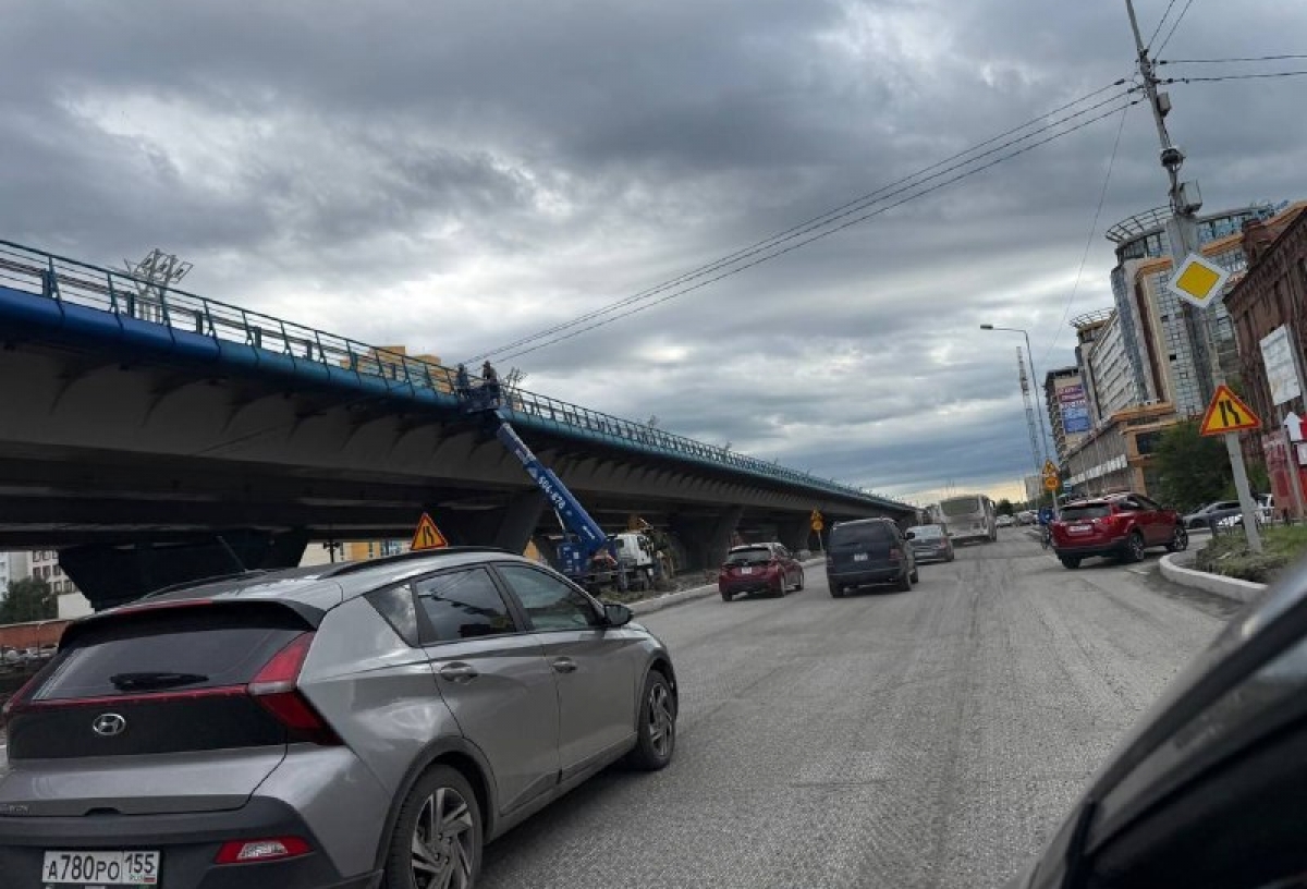 В Омске вместе с опорами метромоста покрасили припаркованные машины