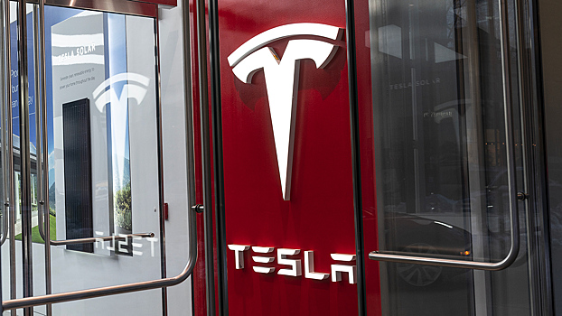 Акции производителя электромобилей Tesla обвалились на 50% за год