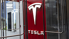 Акции производителя электромобилей Tesla обвалились на 50% за год