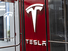 Акции производителя электромобилей Tesla обвалились на 50% за год