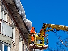 В Саратове студентка пострадала из-за падения льда с крыши