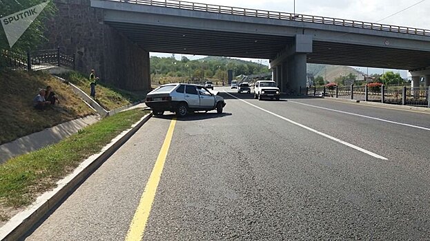 "Лада" разбилась всмятку под мостом на ВОАД