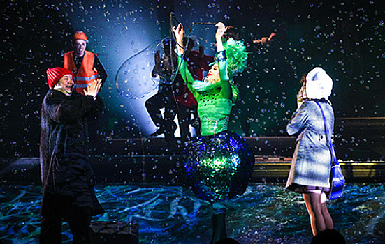 Нитками из детства жизнь прошита: о спектакле Гарика Сукачева "Сашашишин" в "Современнике"