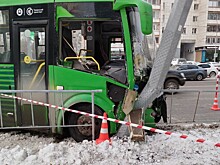 Автобус въехал в столб с камерами видеофиксакции в Тюмени