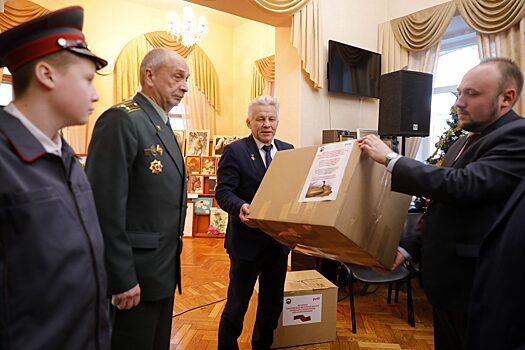 Тёплый привет: нижегородские ветераны передали солдатам новогодние подарки