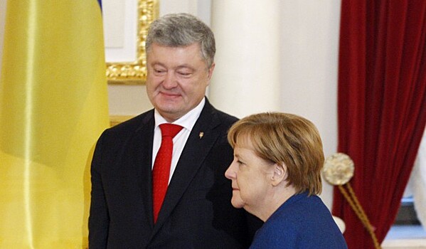 Оплеванный Порошенко встал на колени перед Меркель