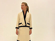 Оксана Лаврентьева продает "патриотичный" костюм Chanel с гербом РФ на пуговицах