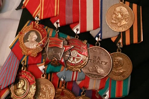 Ордена на миллион рублей пытался вывести в Китай обчанин со странным именем