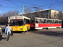 Столкновение автобуса и трамвая парализовало движение по Московской