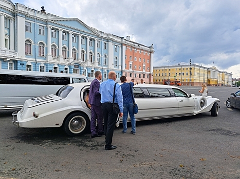 Водители свадебного кортежа записали покаянное видео за перекрытие дороги в Сургуте