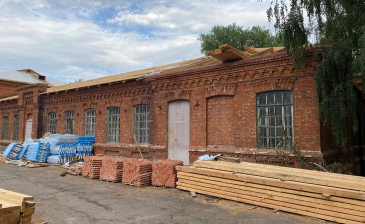 Жильцы многоэтажки из Дмитриева Курской области просят фонд капремонта не начинать ремонт крыши в ноябре