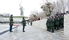 Новобранцы приняли военную присягу на Мамаевом кургане в Волгограде