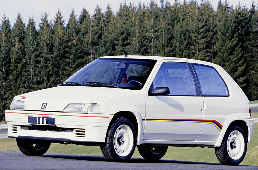 Peugeot 106 Rallye. Французская фирма — признанный эксперт в области «горячих» хэтчбеков всех форматов, включая самые маленькие модификации. Кроха 106 Rallye является живым доказательством того, что мощность — не самый главный фактор для получения удовольствия от вождения. В его активе всего 101-сильный моторчик «один и три», которые компенсирует отличная рулёжка.