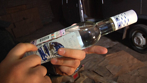 Житель Владивостока залпом выпил бутылку водки, чтобы за нее не платить