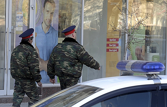 Нападение полуголого мужчины на полицейских попало на видео