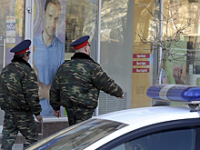 Нападение полуголого мужчины на полицейских попало на видео