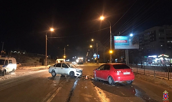 В ДТП на севере Волгограда пострадали четыре человека