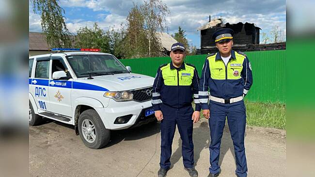 В Якутии полицейские первыми прибыли на пожар и спасли мужчину из горящего частного дома