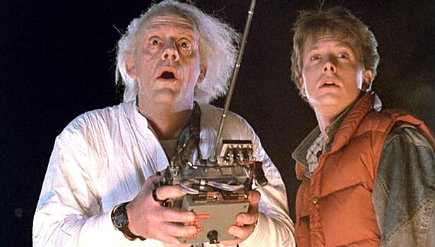 Фото дня: Док и Марти из «Назад в будущее» встретились спустя 35 лет