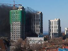 Недостроенный жилой комплекс загорелся во Владивостоке