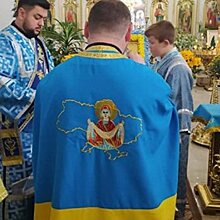 «Национализм заменил бога»: украинский раскольник провел службу в необычной одежде