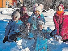 Полиция пришла с обыском к приемным родителям, у которых из-за побоев забрали 10 детей