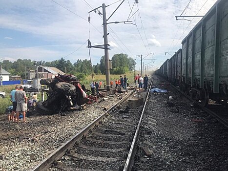 На Алтае поезд смял спешившую на пожар машину МЧС. Два человека погибли