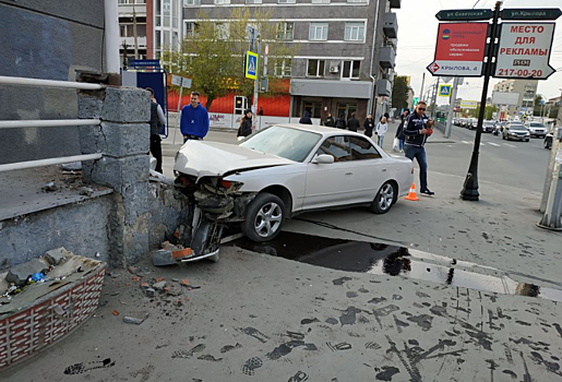 Подробности ДТП на Красном: Toyota врезалась в здание — камень отлетел в голову случайной прохожей