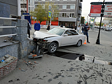 Подробности ДТП на Красном: Toyota врезалась в здание — камень отлетел в голову случайной прохожей