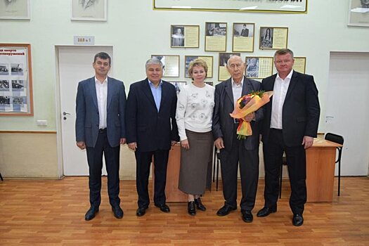 Глава Саратова Михаил Исаев поздравил мэтра шахматного клуба с 90-летием