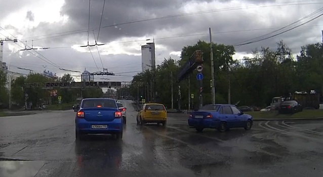 Появилось видео, которое объясняет, как BMW повис на крыше другой машины в Екатеринбурге