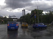 Появилось видео, которое объясняет, как BMW повис на крыше другой машины в Екатеринбурге