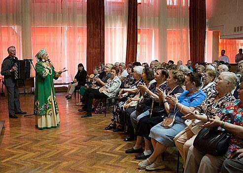 В Конькове организовали концерт для представителей старшего поколения