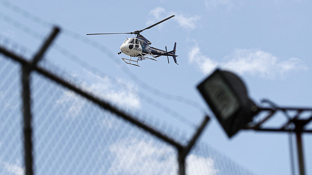 Полицейский вертолет над одной из тюрем Эквадора