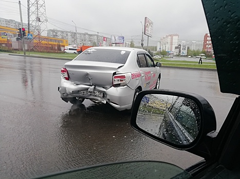 В Пензе водителю такси разбили багажник