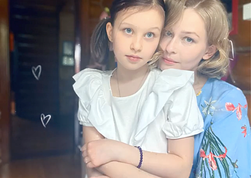 Дапкунайте, Пересильд, Уварова и другие звезды с детьми спели «Серенаду Трубадура» лежа в кровати