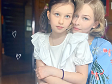 Дапкунайте, Пересильд, Уварова и другие звезды с детьми спели «Серенаду Трубадура» лежа в кровати