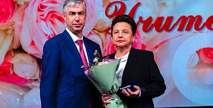 Алексей Логвиненко наградил лучших работников городской сферы образования