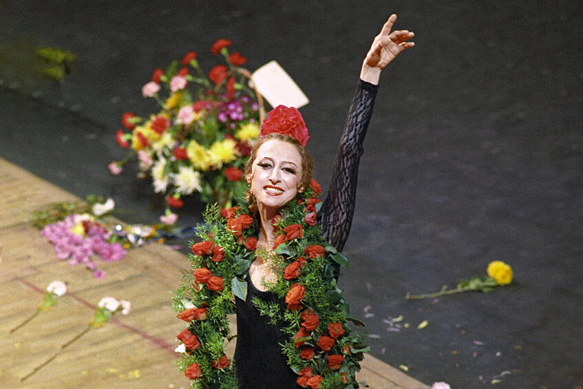 Балерина Майя Плисецкая во время творческого вечера, посвященного 60-летнему юбилею Майи Плисецкой в Большом театре в Москве, 10 ноября 1985 года