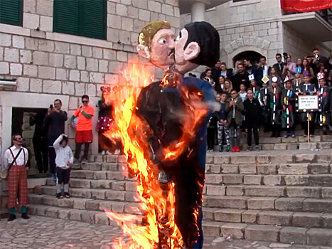 В Хорватии на карнавале сожгли чучело однополой семьи (ВИДЕО)