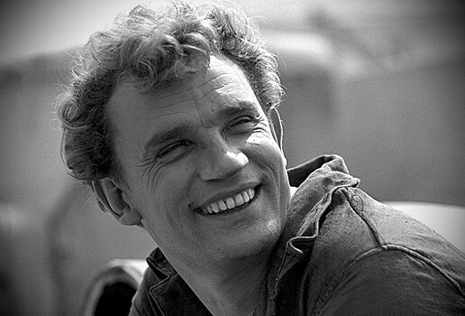 Как выглядит могила актера Евгения Урбанского, который погиб прямо на съемках фильма, когда его жена ждала первенца