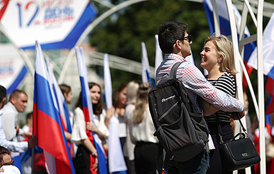 Праздник в цветах триколора. Многометровые флаги России развернули 12 июня по всей стране