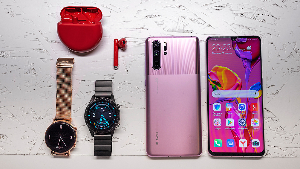 Так выглядят все гаджеты от Huawei, которые получат новые цвета к зимне-весенним праздникам – дымчатый лавандовый смартфон Huawei P30 Pro, ярко-красные наушники Huawei FreeBuds 3, а также смарт-часы Huawei Watch GT 2 на стальном браслете «Золотой шампань» и на титановом сером блочном ремешке.