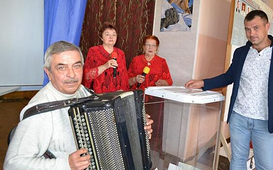 В Пронском районе местные голосовали под звуки баяна и народных песен