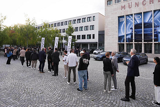 Агрессивно пристают: из-за мигрантов немки боятся ездить вечером в транспорте Мюнхена