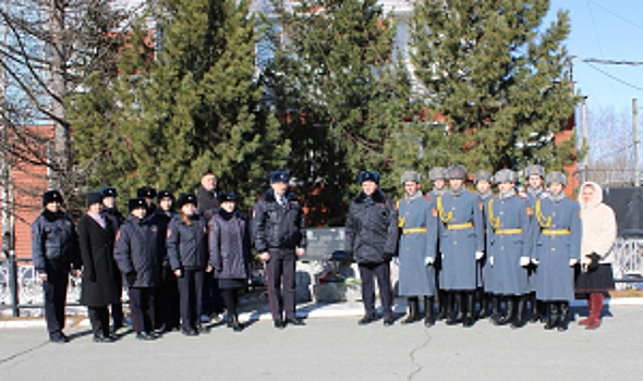 В ЯНАО полицейские и члены Общественного совета при ОМВД возложили цветы в память о погибшем милиционере